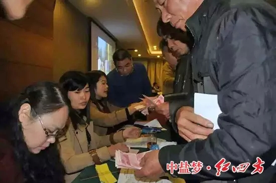 订肥抽奖活动把整场会议气氛推向了高潮，大家积极踊跃、你争我敢，现场成交订货量较去年同期增长了3倍多，销量取得重大突破。